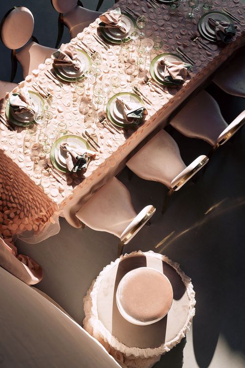 Нюдовый сет за прямоугольным столом