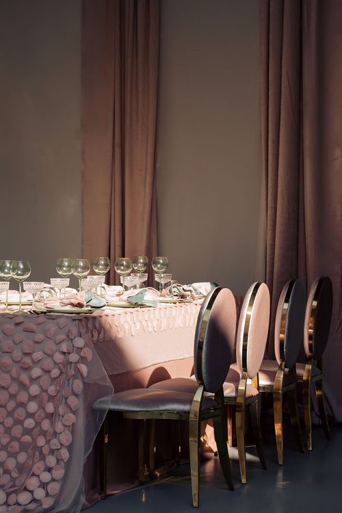 Нюдовый сет за прямоугольным столом