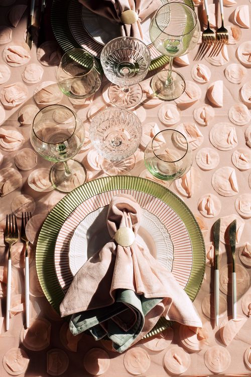 Нюдовый сет за прямоугольным столом