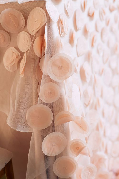 Нюдовый сет за прямоугольным столом