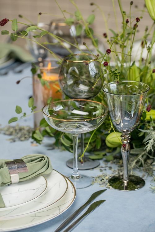 Пепельно-фисташковый сет за прямоугольным столом