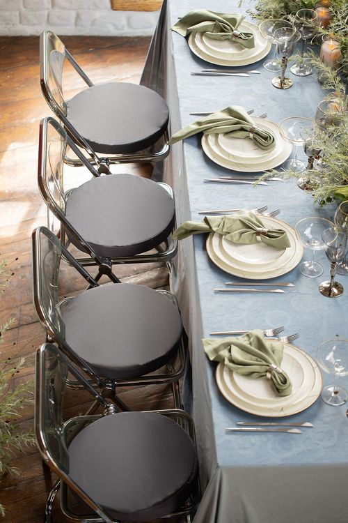 Пепельно-фисташковый сет за прямоугольным столом