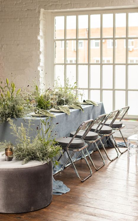 Пепельно-фисташковый сет за прямоугольным столом