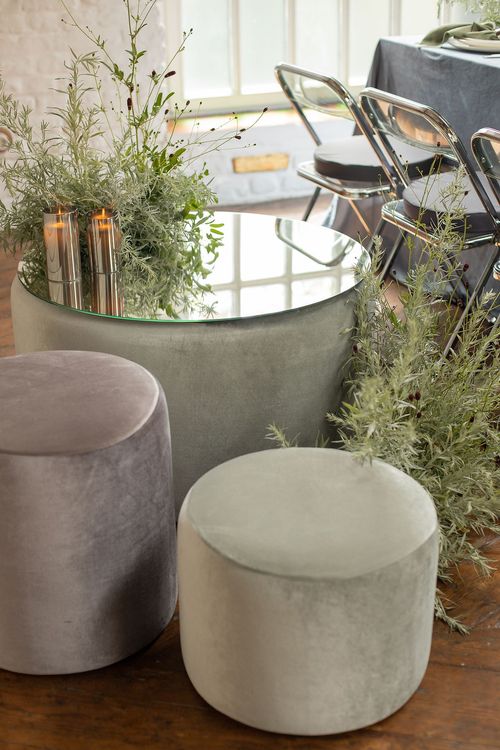 Пепельно-фисташковый сет за прямоугольным столом