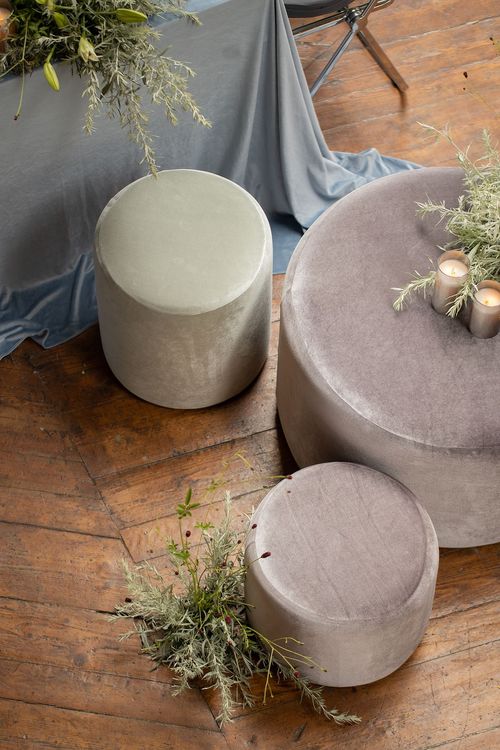 Пепельно-фисташковый сет за прямоугольным столом