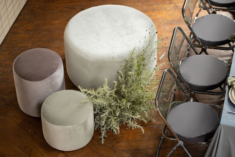 Пепельно-фисташковый сет за прямоугольным столом