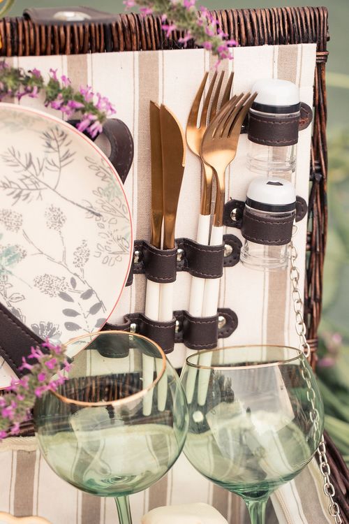 Пикник с бокалами и корзинкой