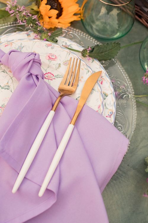 Пикник с бокалами и корзинкой