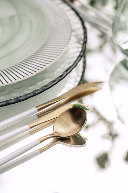 Полевой сет за зеркальным прямоугольным столом