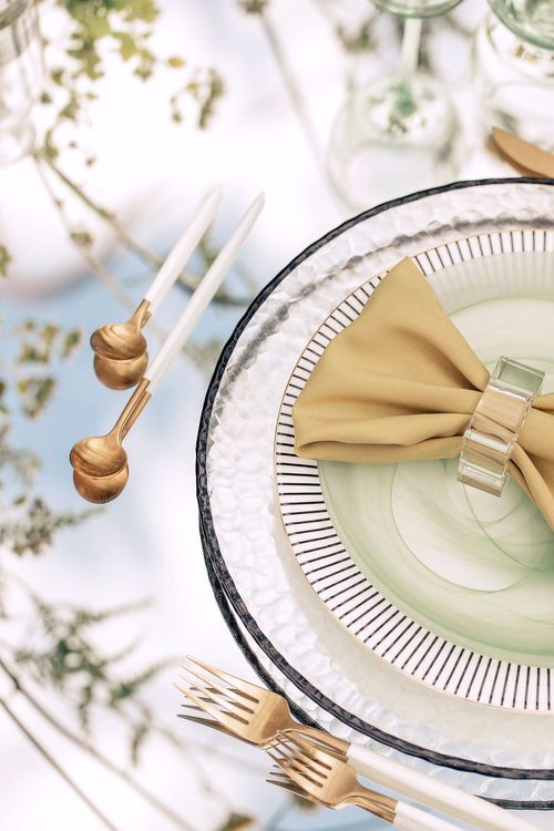 Полевой сет за зеркальным прямоугольным столом