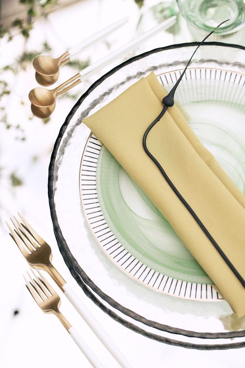 Полевой сет за зеркальным прямоугольным столом