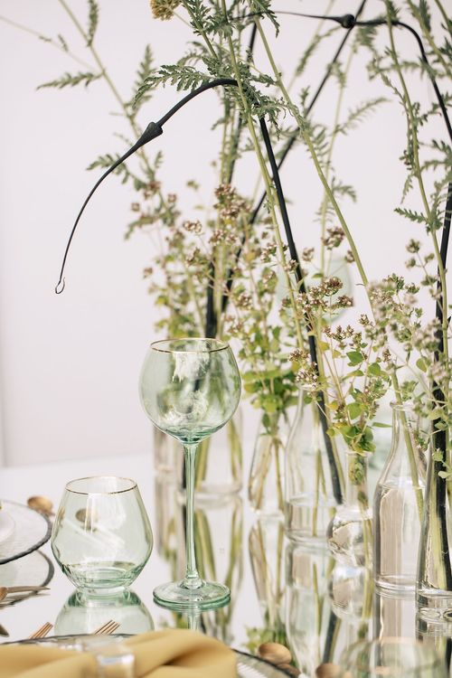 Полевой сет за зеркальным прямоугольным столом