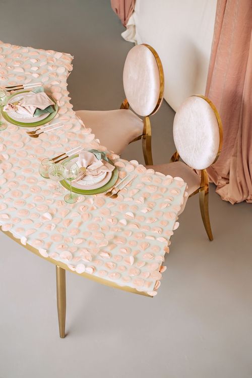 Пудровый сет за столом-волна