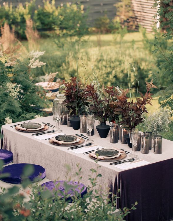 Пыльно-фиолетовый сет за прямоугольным столом