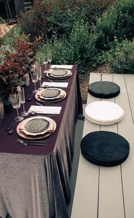 Пыльно-фиолетовый сет за прямоугольным столом