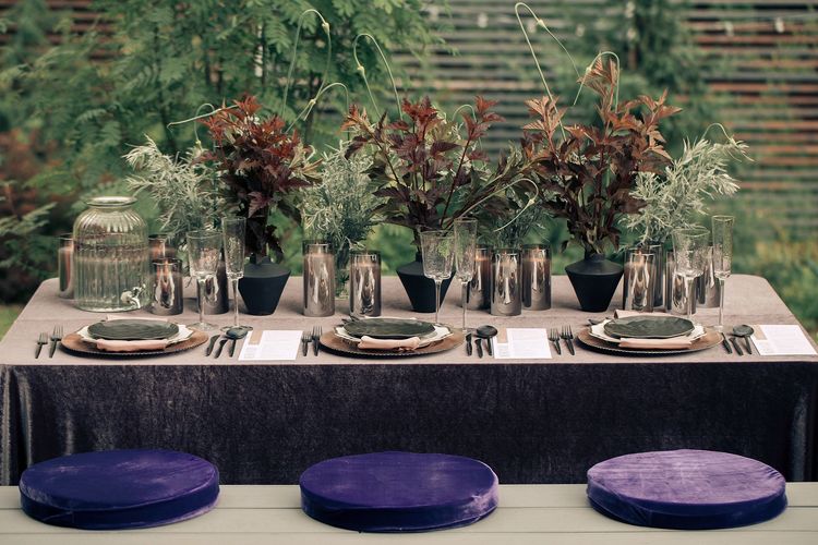 Пыльно-фиолетовый сет за прямоугольным столом