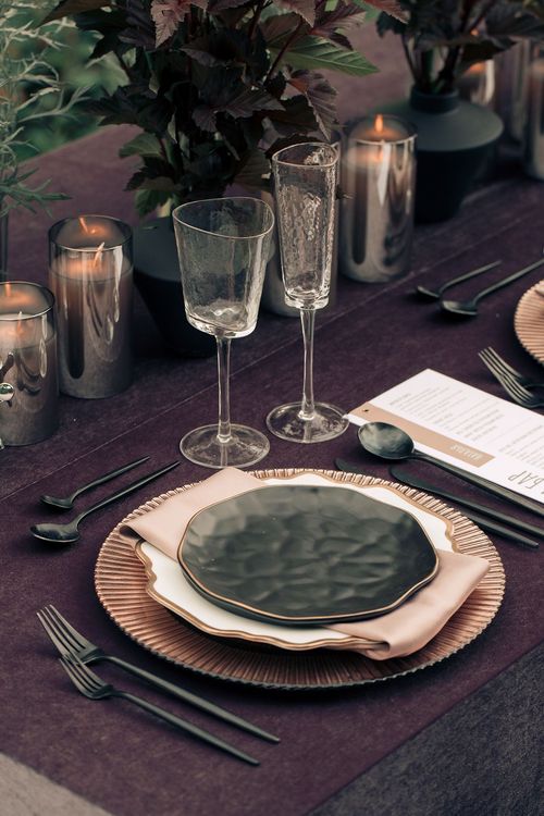 Пыльно-фиолетовый сет за прямоугольным столом