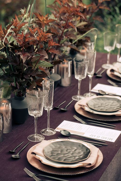 Пыльно-фиолетовый сет за прямоугольным столом