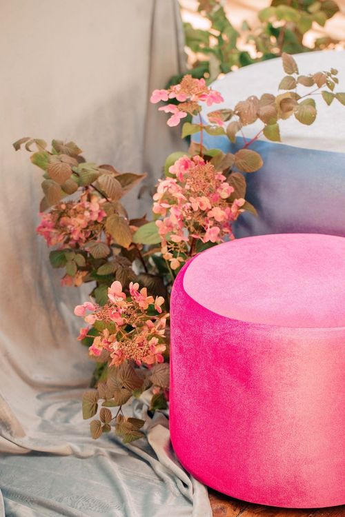 Розово-голубая сервировка с пуфами