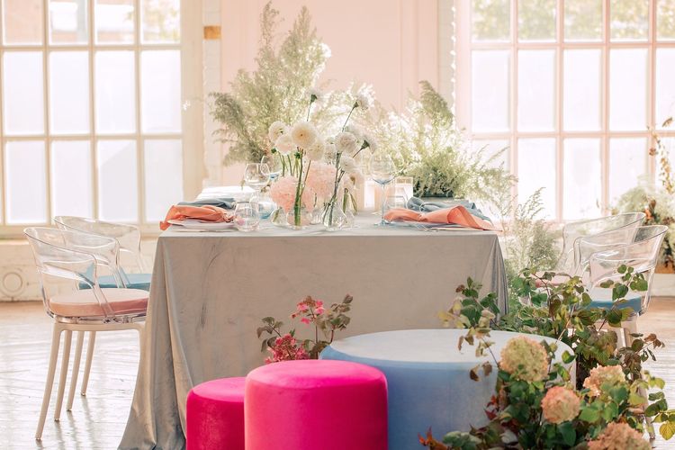 Розово-голубая сервировка с пуфами