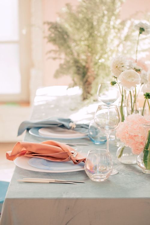 Розово-голубая сервировка с пуфами