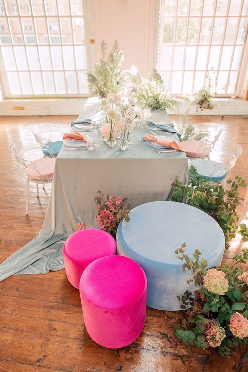 Розово-голубая сервировка с пуфами