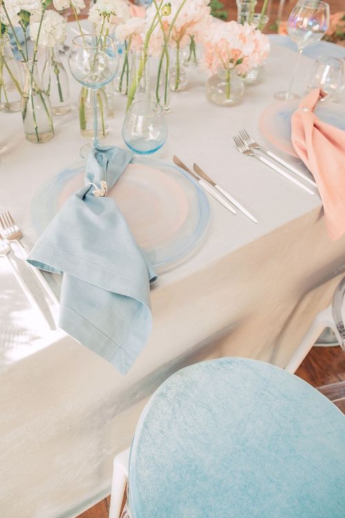 Розово-голубая сервировка с пуфами