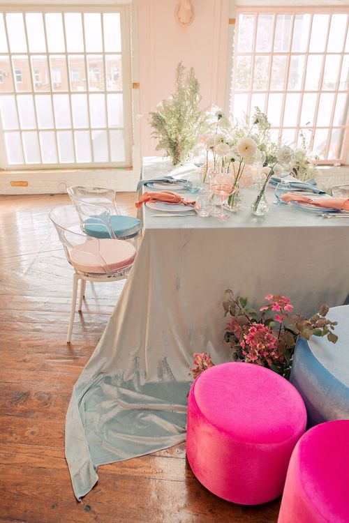 Розово-голубая сервировка с пуфами