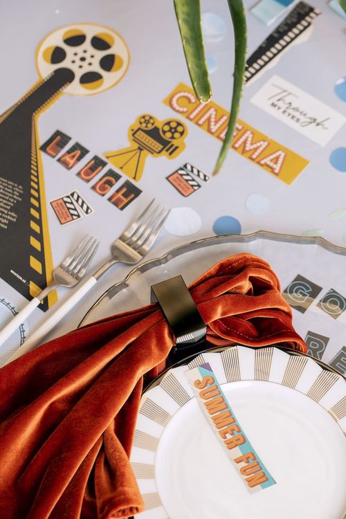 Сет с оранжевыми акцентами за прямоуольным столом