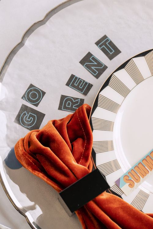 Сет с оранжевыми акцентами за прямоуольным столом