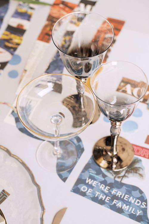 Сет с оранжевыми акцентами за прямоуольным столом