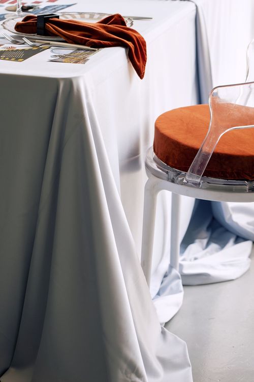 Сет с оранжевыми акцентами за прямоуольным столом