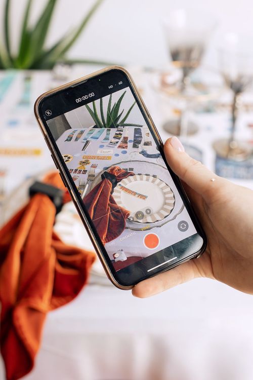 Сет с оранжевыми акцентами за прямоуольным столом