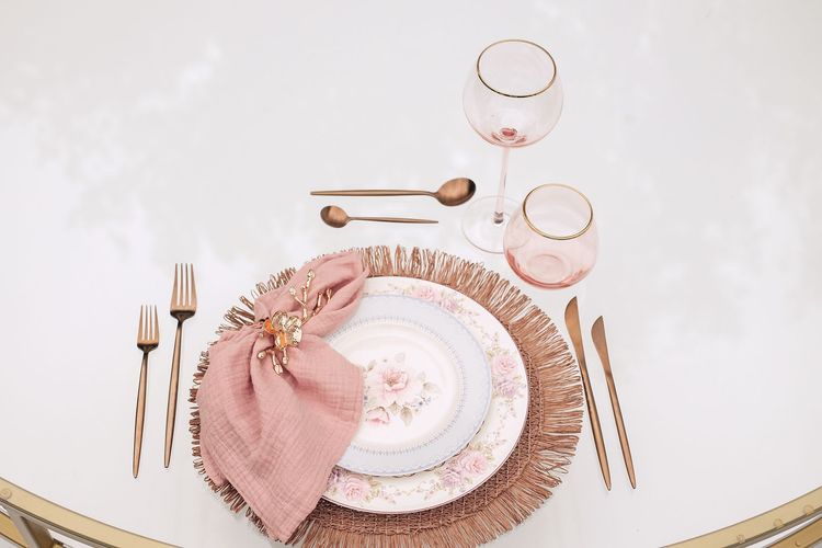 Сет с розовыми акцентами за круглым столом