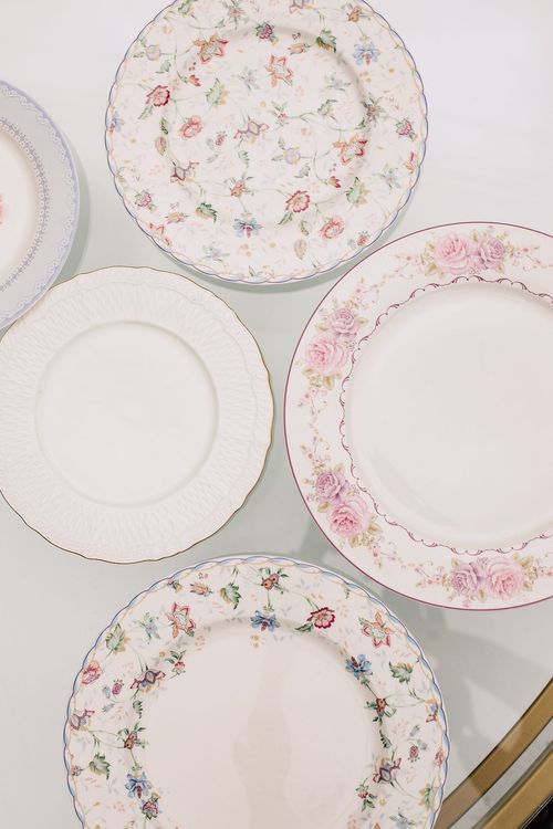 Сет с розовыми акцентами за круглым столом