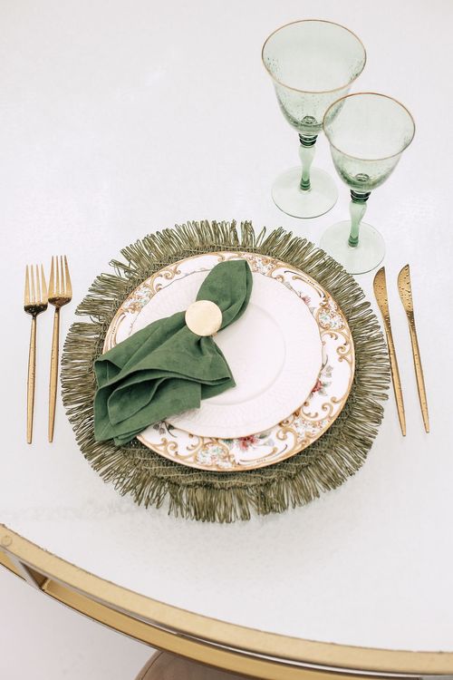 Сет с зелеными акцентами за круглым столом