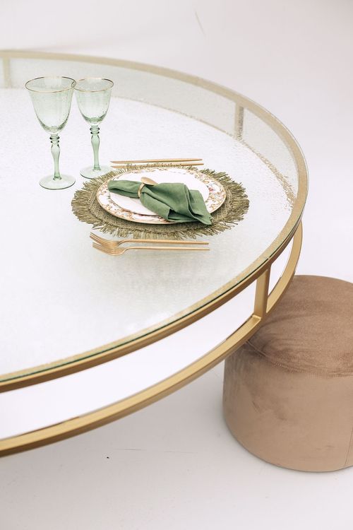 Сет с зелеными акцентами за круглым столом