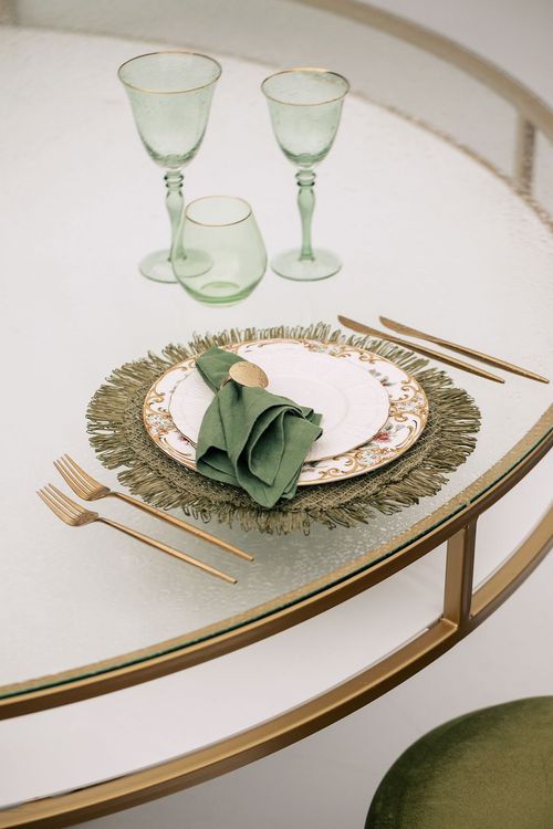 Сет с зелеными акцентами за круглым столом