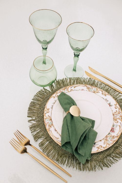 Сет с зелеными акцентами за круглым столом