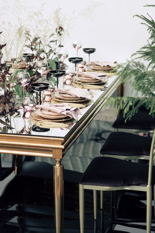 Сет за зеркальный прямоугольным столом