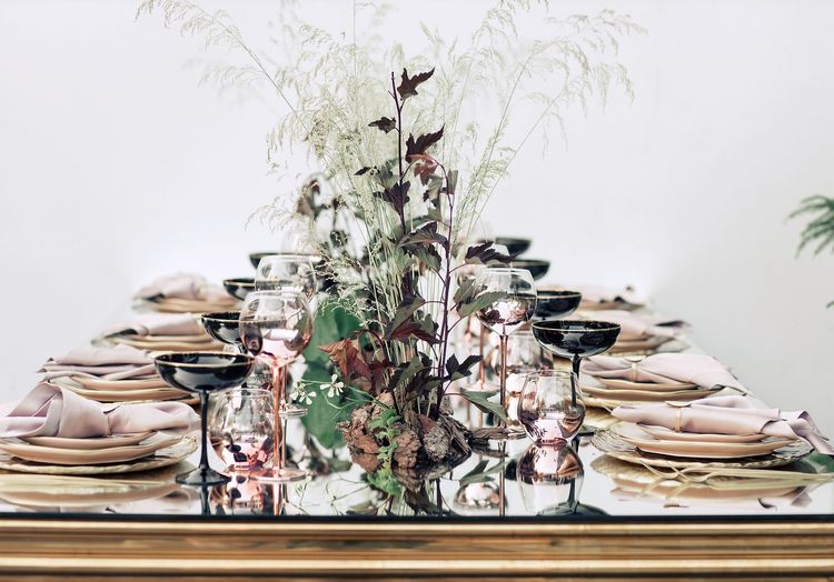 Сет за зеркальный прямоугольным столом