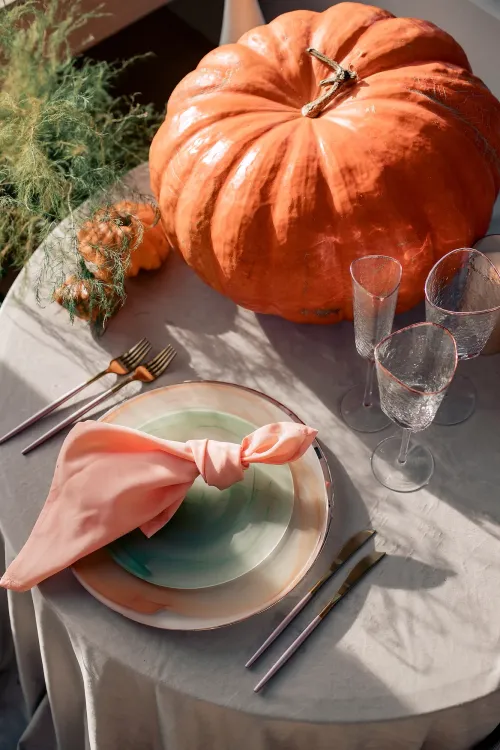 Сеты в природных тонах за круглым столом