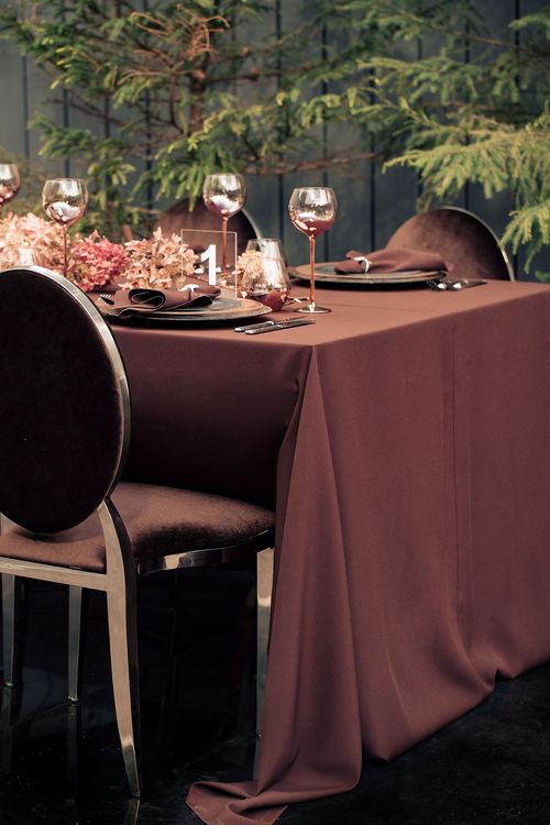 Шоколадный сет за прямоугольным столом