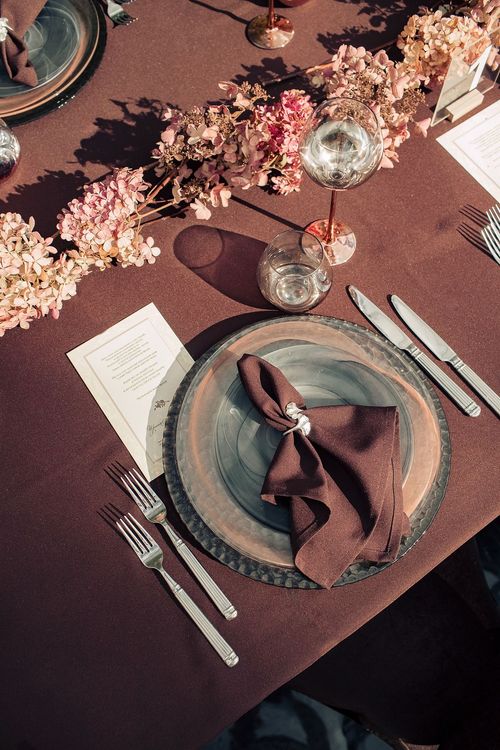 Шоколадный сет за прямоугольным столом