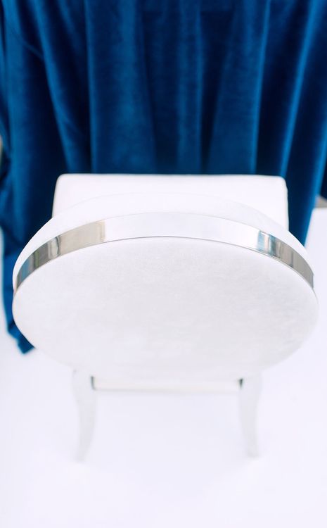 Синий сет за круглым столом