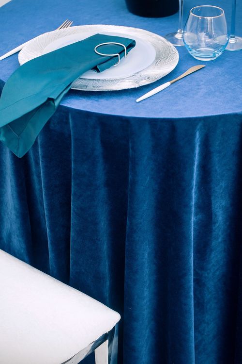 Синий сет за круглым столом
