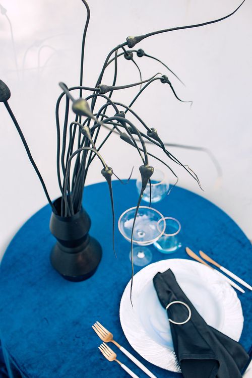 Синий сет за круглым столом