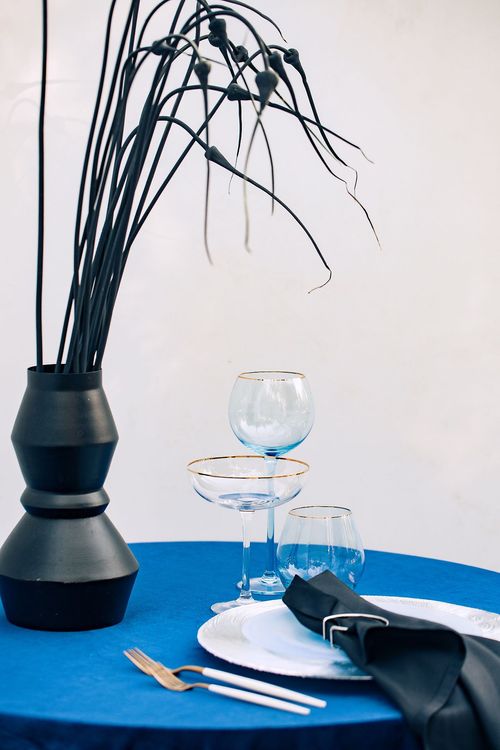 Синий сет за круглым столом