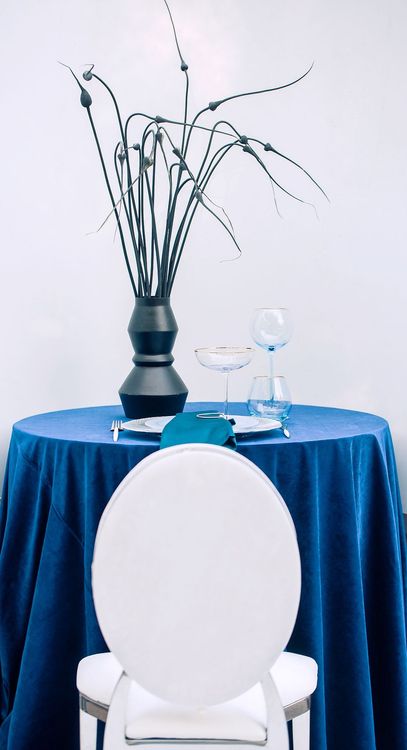 Синий сет за круглым столом