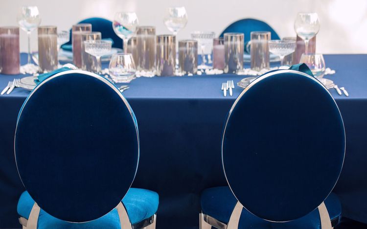 Синий сет за прямоугольным столом